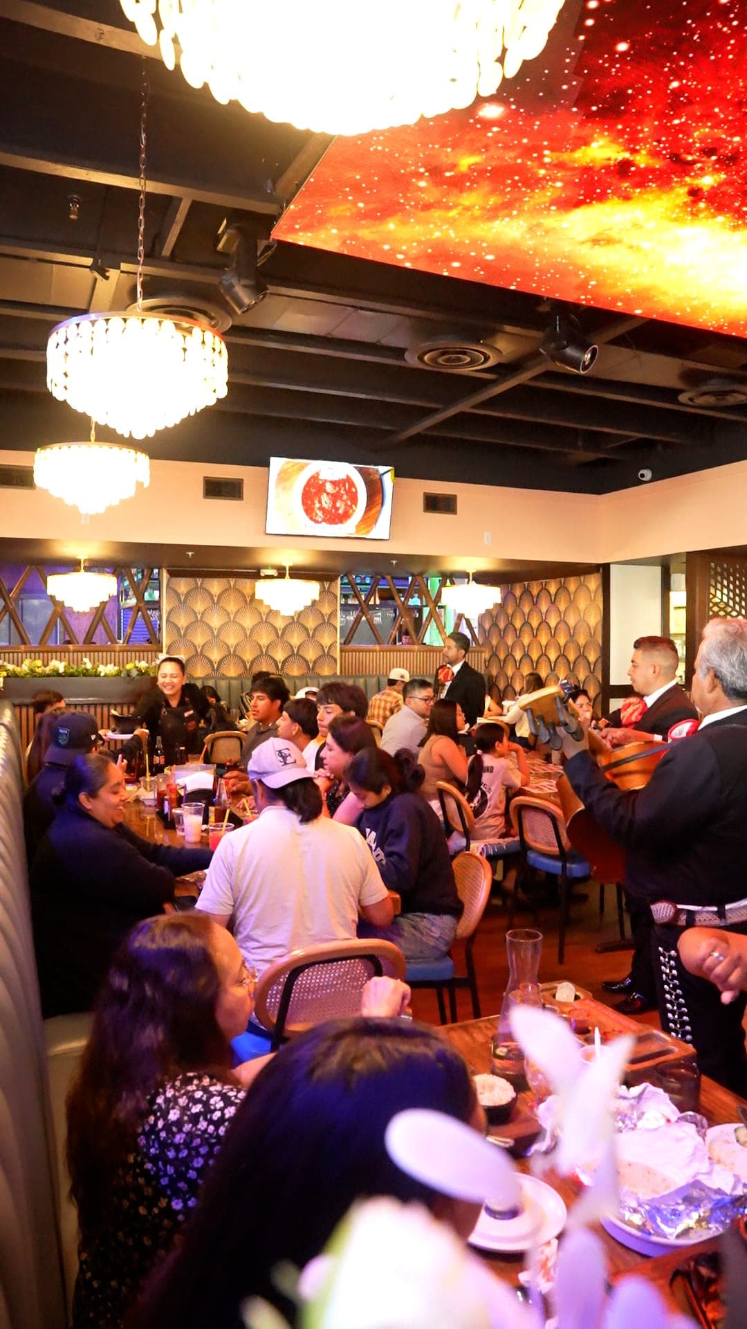 Mariscos Costa Alegre Gilroy dining room full of families, with live mariachi
